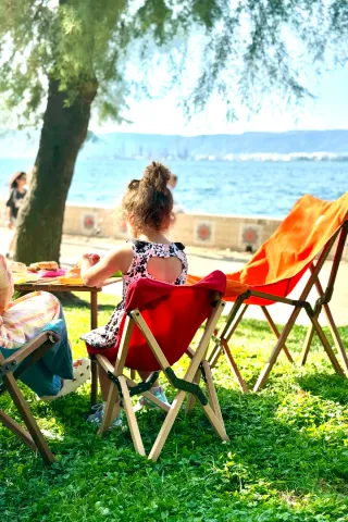 BAG THE JOY KIDS KATLANIR AHŞAP KAMP & BAHÇE SANDALYESİ KAHVERENGİ İSKELET – KIRMIZI KILIF